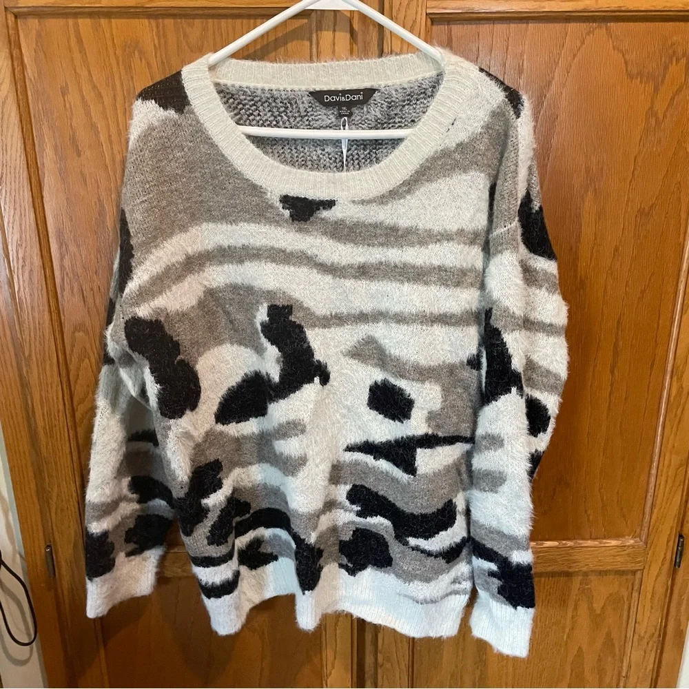 🆕 Davi & Dani Pixel Camo Pullover Sweater - Picture 1 of 3